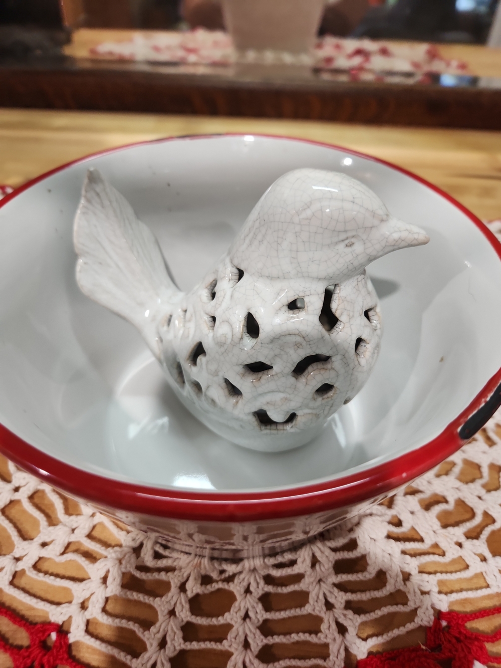 White &Red Doillie& 7in Pot  with Red Rim &Ceramic Bird Home Decor